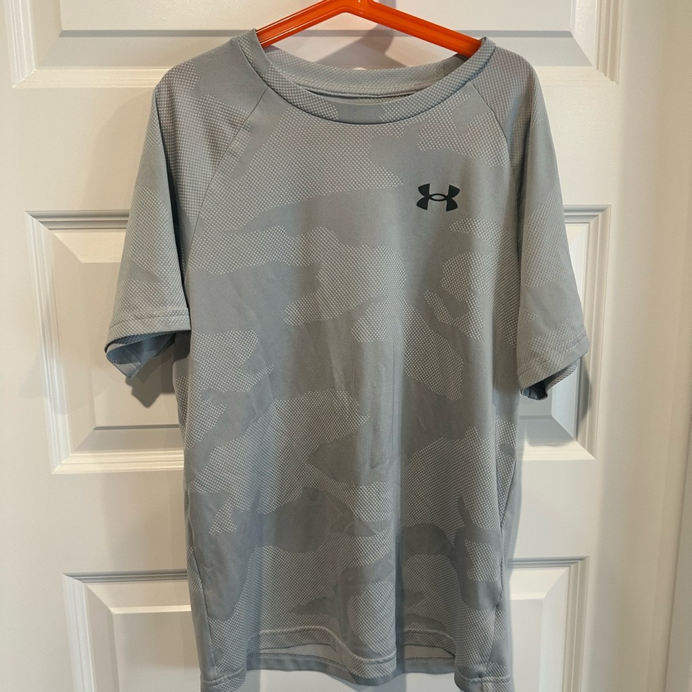 Under Armour Boys’ HeatGear Tee  - EUC